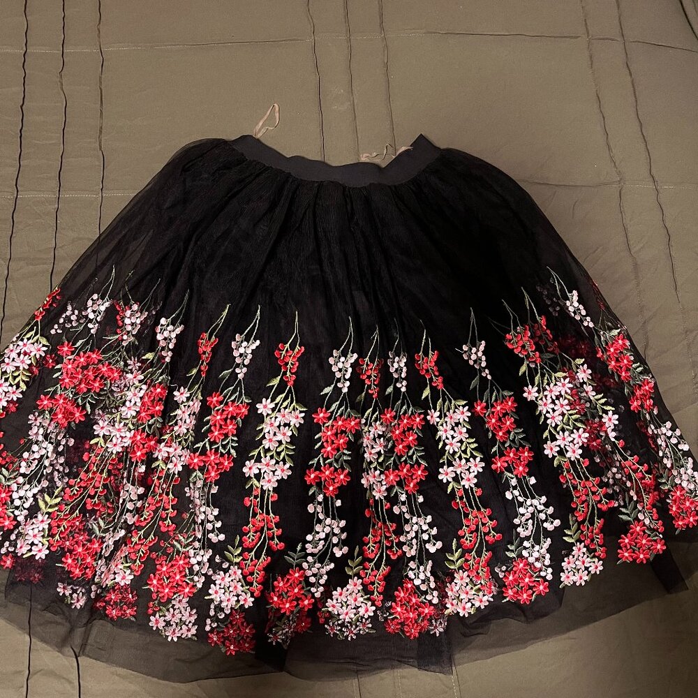 Black Flower Skirt: Esley / S